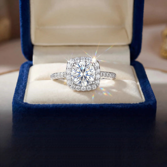 Ring mit Moissanit im „Air Cushion“-Schliff, makellos und mit Platinbeschichtung