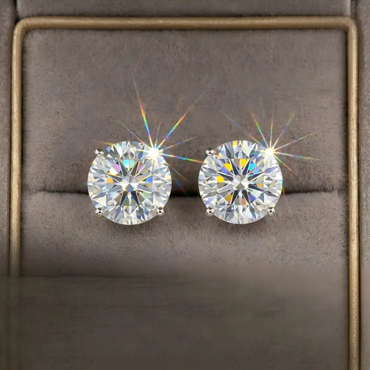 Klassische runde Ohrstecker mit vier Krappen und synthetischen Diamanten