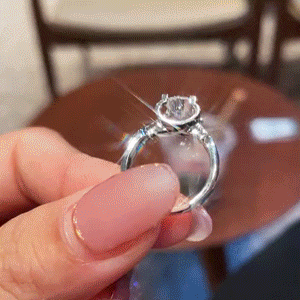 Klassischer Ring mit einem einzelnen Diamanten in Pavé-Fassung