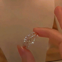 Mehrschichtiger Ring aus Platin mit synthetischen Diamanten